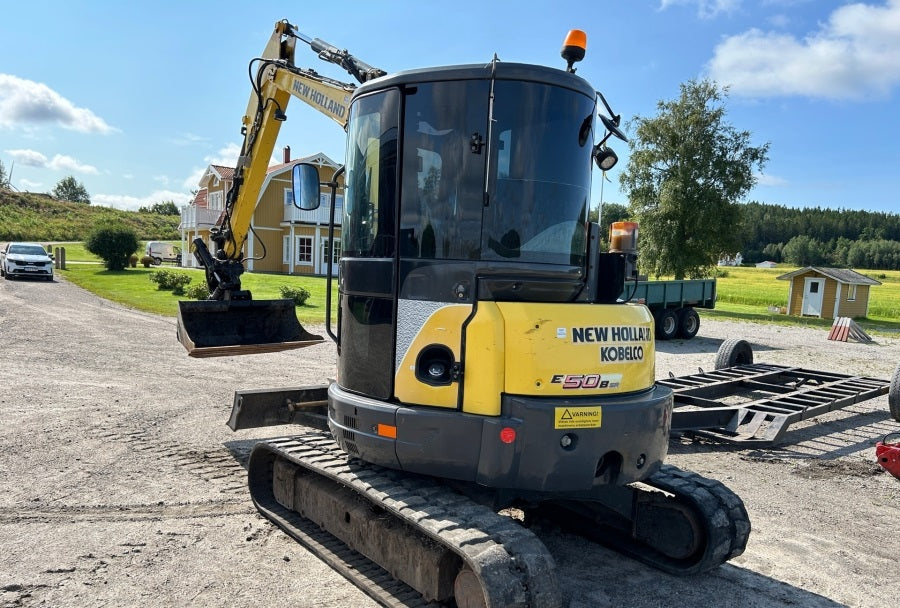 Miniexcavadora usada New Holland E50B SR (2012) – 5,1T + Remolque