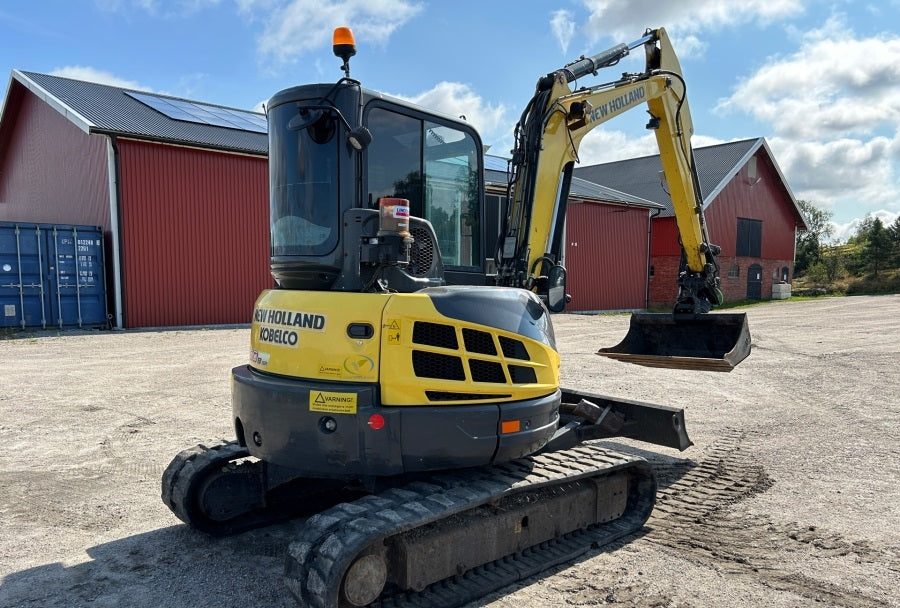 Miniexcavadora usada New Holland E50B SR (2012) – 5,1T + Remolque