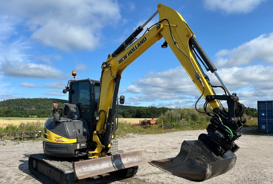 Miniexcavadora usada New Holland E50B SR (2012) – 5,1T + Remolque