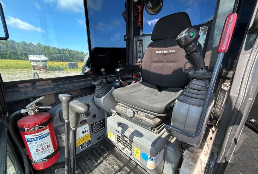 Miniexcavadora usada New Holland E50B SR (2012) – 5,1T + Remolque