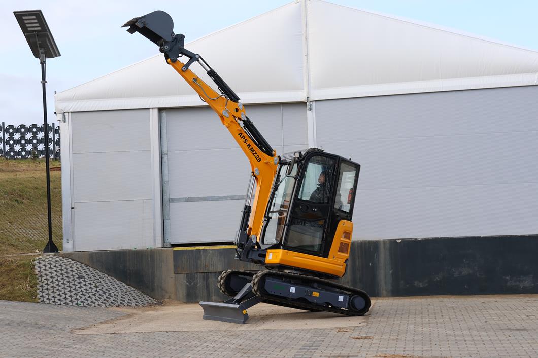 APS KMZ 28 Mini-excavadora de 2,8 t usada con brazo oscilante y hoja niveladora