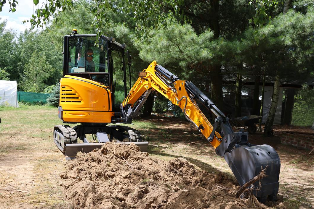 APS KMZ 28 Mini-excavadora de 2,8 t usada con brazo oscilante y hoja niveladora