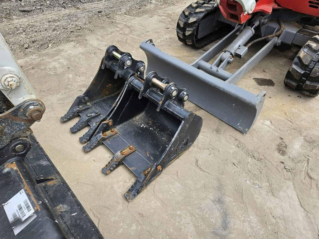 Miniexcavadora compacta Takeuchi TB216 de 1,7 t usada 2022 con 82 h y 3 cucharones
