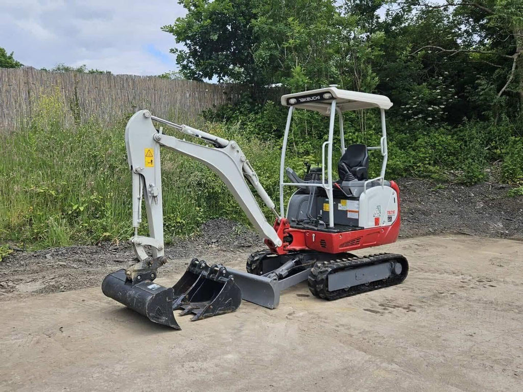 Miniexcavadora compacta Takeuchi TB216 de 1,7 t usada 2022 con 82 h y 3 cucharones
