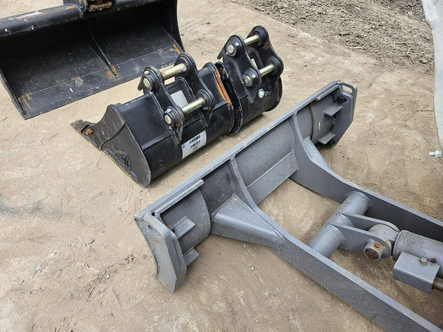 Miniexcavadora compacta Takeuchi TB216 de 1,7 t usada 2022 con 82 h y 3 cucharones