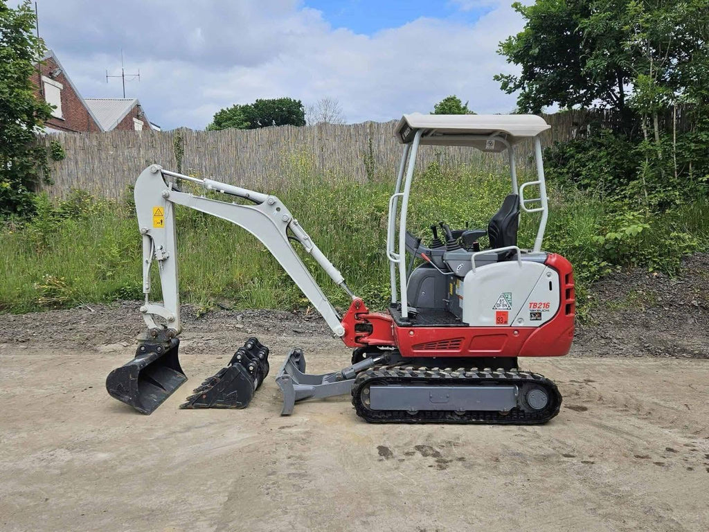 Miniexcavadora compacta Takeuchi TB216 de 1,7 t usada 2022 con 82 h y 3 cucharones