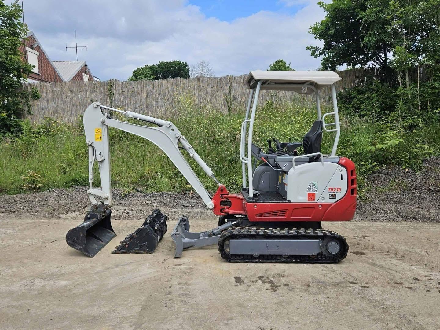 Miniexcavadora compacta Takeuchi TB216 de 1,7 t usada 2022 con 82 h y 3 cucharones