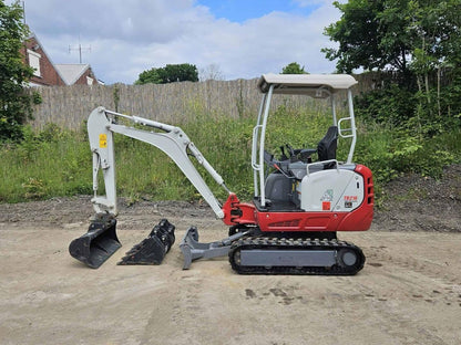 Miniexcavadora compacta Takeuchi TB216 de 1,7 t usada 2022 con 82 h y 3 cucharones