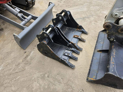 Miniexcavadora compacta Takeuchi TB216 de 1,7 t usada 2022 con 82 h y 3 cucharones