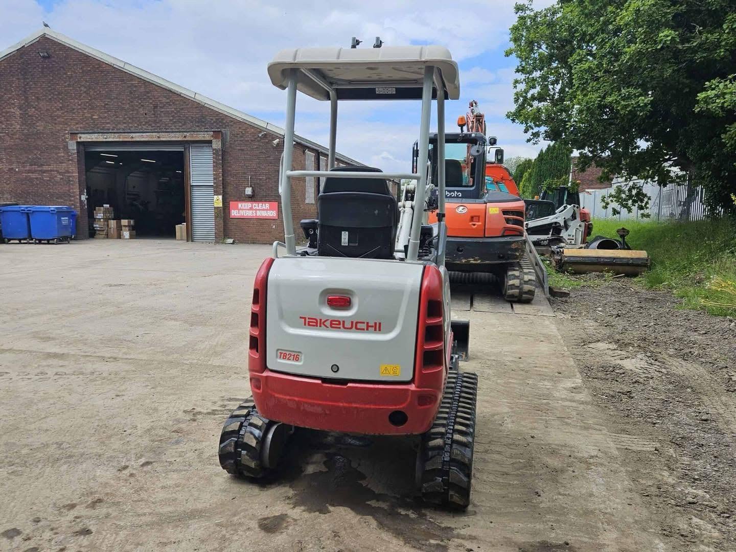Miniexcavadora compacta Takeuchi TB216 de 1,7 t usada 2022 con 82 h y 3 cucharones