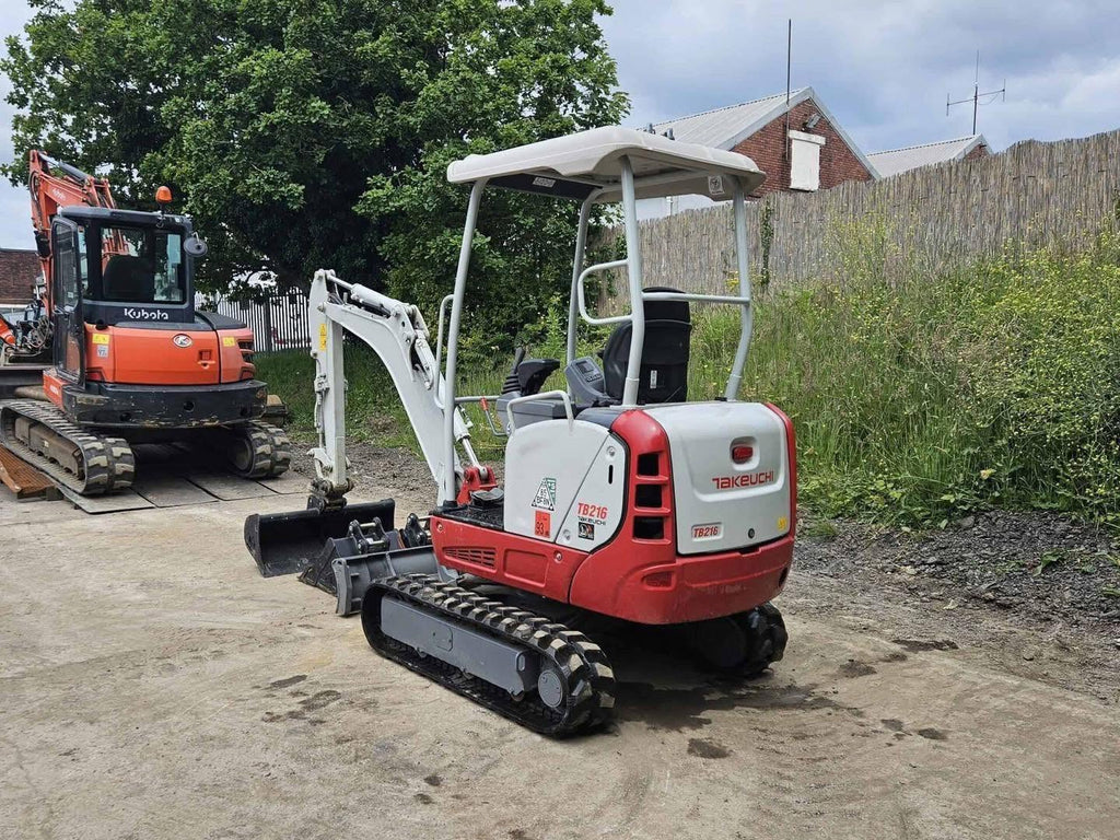 Miniexcavadora compacta Takeuchi TB216 de 1,7 t usada 2022 con 82 h y 3 cucharones