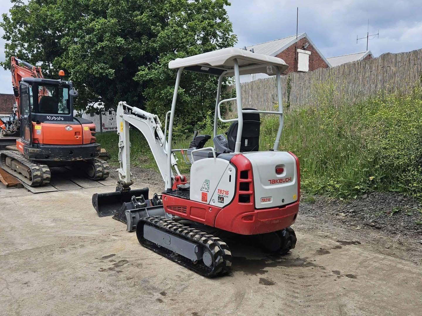 Miniexcavadora compacta Takeuchi TB216 de 1,7 t usada 2022 con 82 h y 3 cucharones