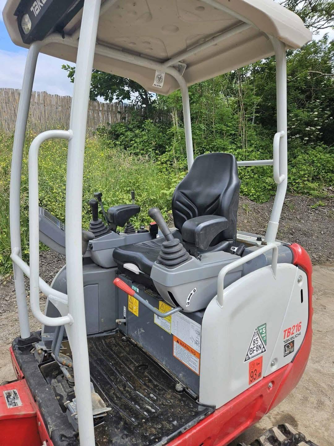 Miniexcavadora compacta Takeuchi TB216 de 1,7 t usada 2022 con 82 h y 3 cucharones