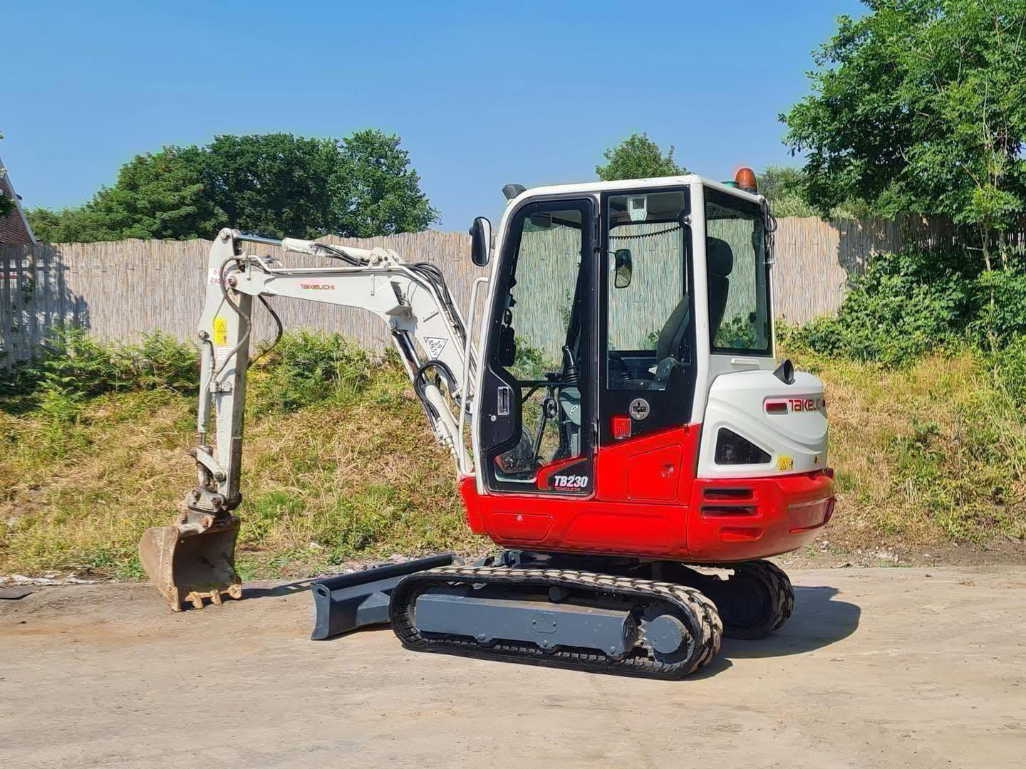 Miniexcavadora Takeuchi TB230 de 2,8 t de ocasión 2016 con 1769 h y enganche rápido