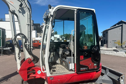 Miniexcavadora de ocasión Takeuchi TB250-2 – 5,1T, 2020, 1.174h, Motor Yanmar 29,1 kW