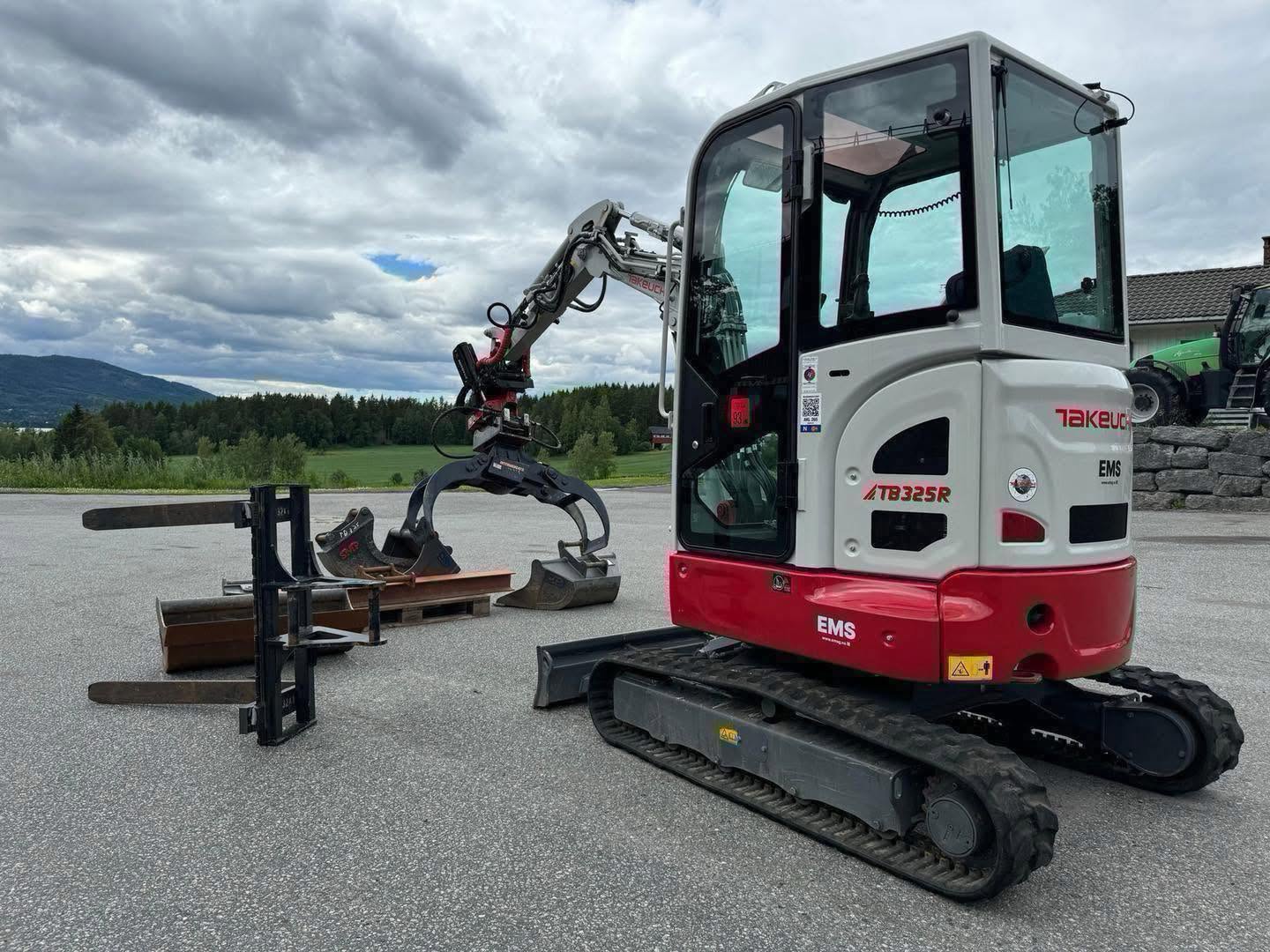 Miniexcavadora Takeuchi TB325R de 2,4 t usada 2022 con 170 h con Rototilt y pinza