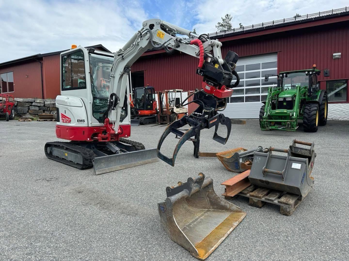 Miniexcavadora Takeuchi TB325R de 2,4 t usada 2022 con 170 h con Rototilt y pinza