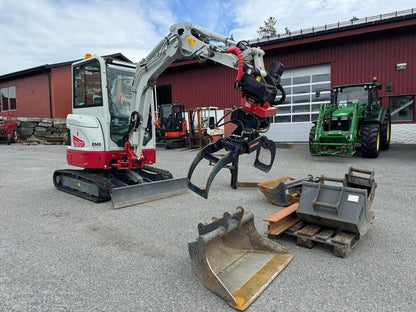 Miniexcavadora Takeuchi TB325R de 2,4 t usada 2022 con 170 h con Rototilt y pinza