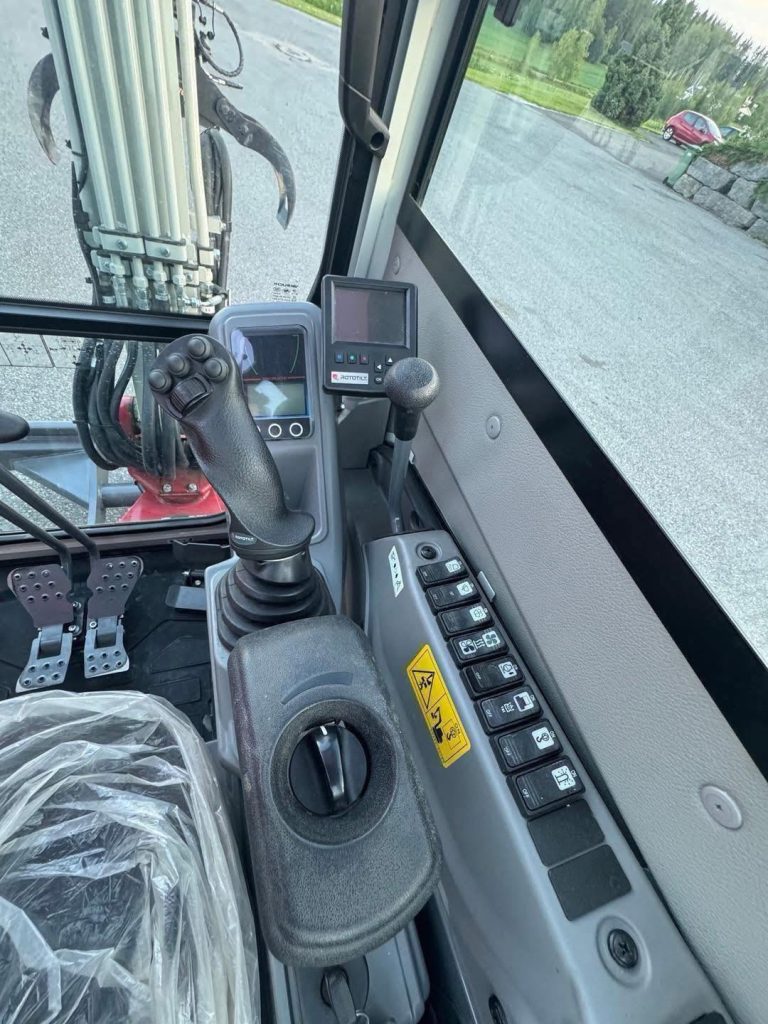 Miniexcavadora Takeuchi TB325R de 2,4 t usada 2022 con 170 h con Rototilt y pinza