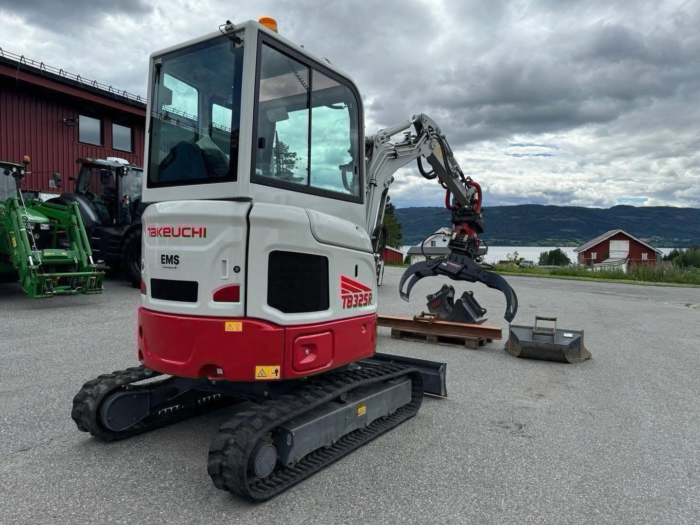 Miniexcavadora Takeuchi TB325R de 2,4 t usada 2022 con 170 h con Rototilt y pinza