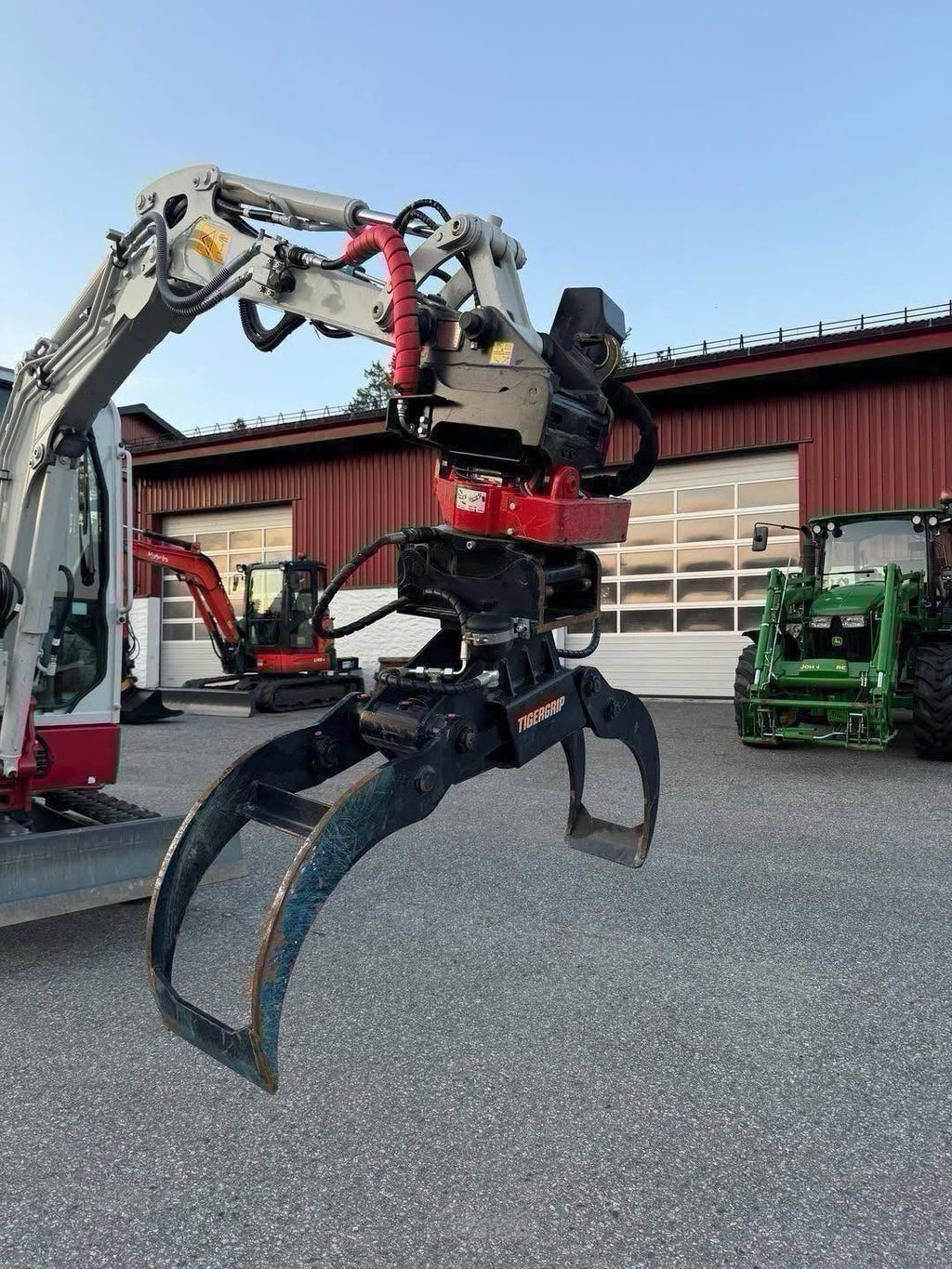 Miniexcavadora Takeuchi TB325R de 2,4 t usada 2022 con 170 h con Rototilt y pinza