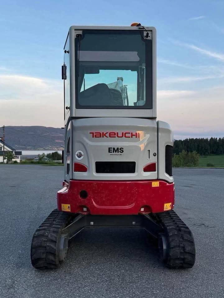 Miniexcavadora Takeuchi TB325R de 2,4 t usada 2022 con 170 h con Rototilt y pinza