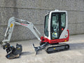 Miniexcavadora Takeuchi TB216 de 1,86 t, usada, año 2022, 65 h, con remolque Ifor Williams