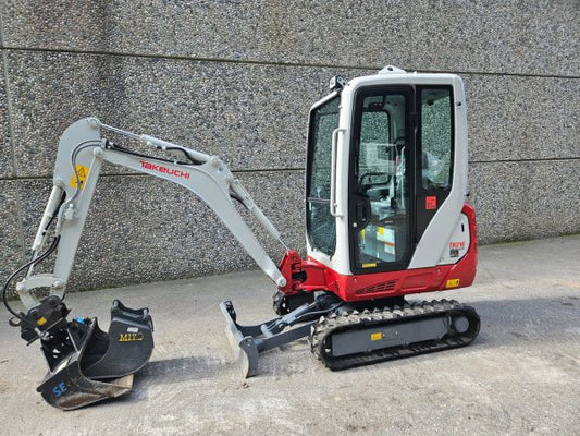 Miniexcavadora Takeuchi TB216 de 1,86 t, usada, año 2022, 65 h, con remolque Ifor Williams