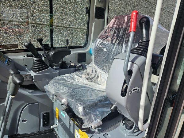 Miniexcavadora Takeuchi TB216 de 1,86 t, usada, año 2022, 65 h, con remolque Ifor Williams