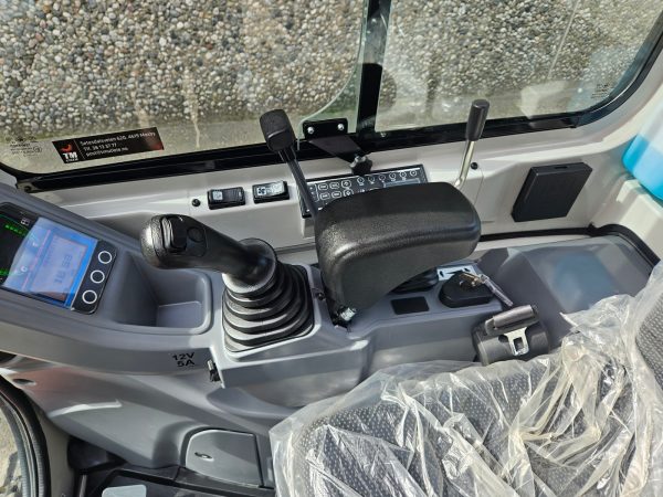 Miniexcavadora Takeuchi TB216 de 1,86 t, usada, año 2022, 65 h, con remolque Ifor Williams