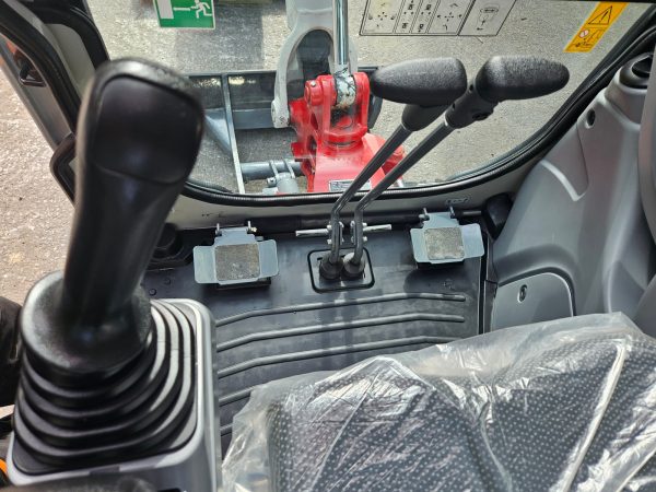 Miniexcavadora Takeuchi TB216 de 1,86 t, usada, año 2022, 65 h, con remolque Ifor Williams