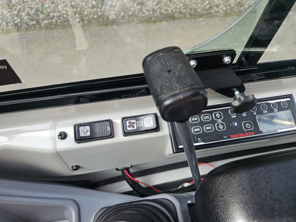 Miniexcavadora Takeuchi TB216 de 1,86 t, usada, año 2022, 65 h, con remolque Ifor Williams