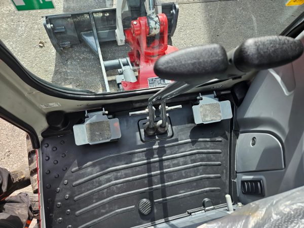 Miniexcavadora Takeuchi TB216 de 1,86 t, usada, año 2022, 65 h, con remolque Ifor Williams
