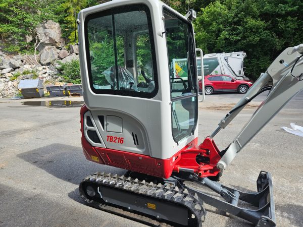 Miniexcavadora Takeuchi TB216 de 1,86 t, usada, año 2022, 65 h, con remolque Ifor Williams