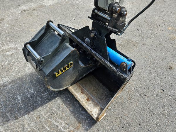 Miniexcavadora Takeuchi TB216 de 1,86 t, usada, año 2022, 65 h, con remolque Ifor Williams