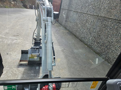 Miniexcavadora Takeuchi TB216 de 1,86 t, usada, año 2022, 65 h, con remolque Ifor Williams