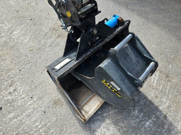 Miniexcavadora Takeuchi TB216 de 1,86 t, usada, año 2022, 65 h, con remolque Ifor Williams