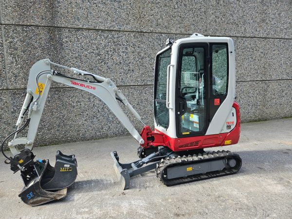Miniexcavadora Takeuchi TB216 de 1,86 t, usada, año 2022, 65 h, con remolque Ifor Williams