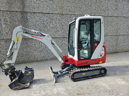 Miniexcavadora Takeuchi TB216 de 1,86 t, usada, año 2022, 65 h, con remolque Ifor Williams