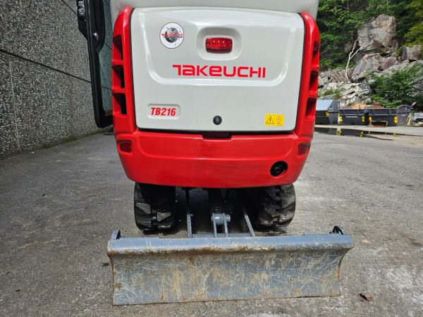 Miniexcavadora Takeuchi TB216 de 1,86 t, usada, año 2022, 65 h, con remolque Ifor Williams