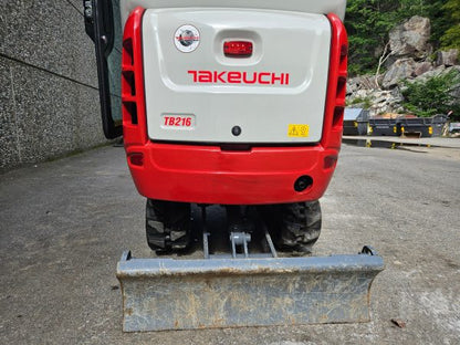 Miniexcavadora Takeuchi TB216 de 1,86 t, usada, año 2022, 65 h, con remolque Ifor Williams