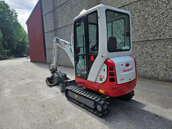 Miniexcavadora Takeuchi TB216 de 1,86 t, usada, año 2022, 65 h, con remolque Ifor Williams