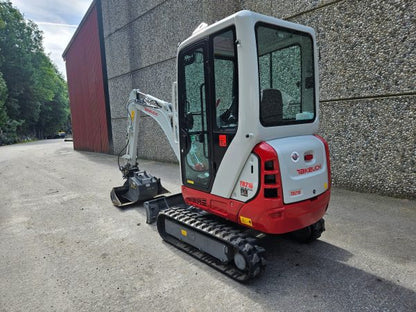 Miniexcavadora Takeuchi TB216 de 1,86 t, usada, año 2022, 65 h, con remolque Ifor Williams