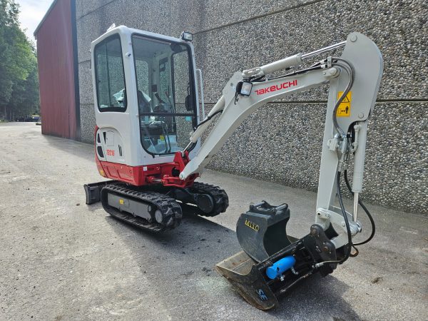 Miniexcavadora Takeuchi TB216 de 1,86 t, usada, año 2022, 65 h, con remolque Ifor Williams