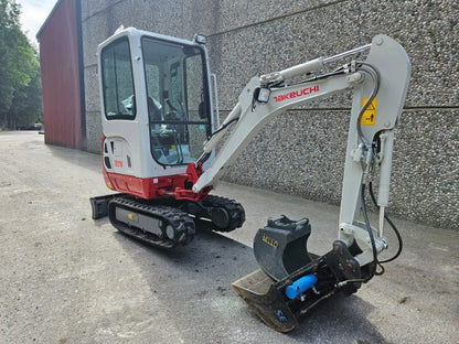 Miniexcavadora Takeuchi TB216 de 1,86 t, usada, año 2022, 65 h, con remolque Ifor Williams
