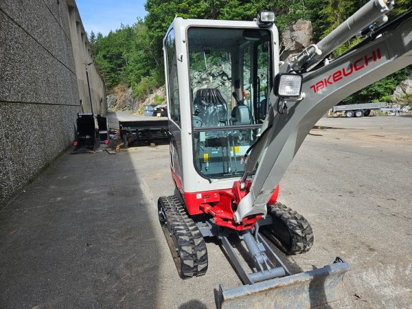 Miniexcavadora Takeuchi TB216 de 1,86 t, usada, año 2022, 65 h, con remolque Ifor Williams