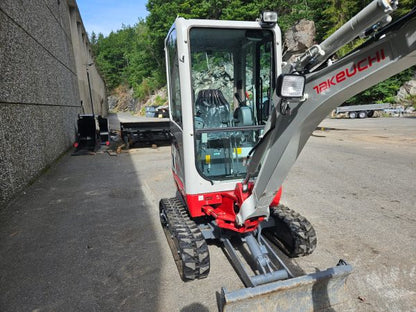 Miniexcavadora Takeuchi TB216 de 1,86 t, usada, año 2022, 65 h, con remolque Ifor Williams