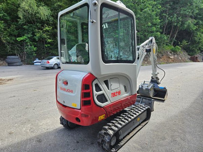 Miniexcavadora Takeuchi TB216 de 1,86 t, usada, año 2022, 65 h, con remolque Ifor Williams