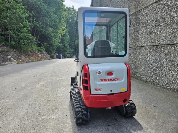 Miniexcavadora Takeuchi TB216 de 1,86 t, usada, año 2022, 65 h, con remolque Ifor Williams
