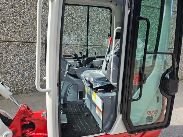 Miniexcavadora Takeuchi TB216 de 1,86 t, usada, año 2022, 65 h, con remolque Ifor Williams